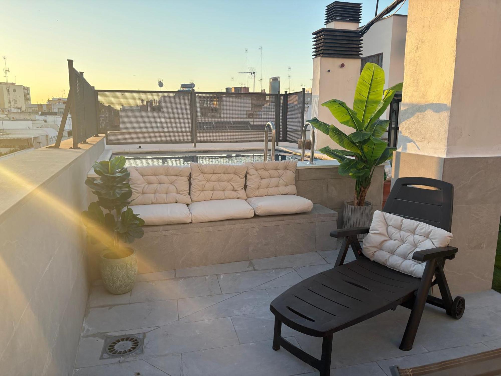 Atico Triana Con Piscina Privada Apartment Севиля Екстериор снимка