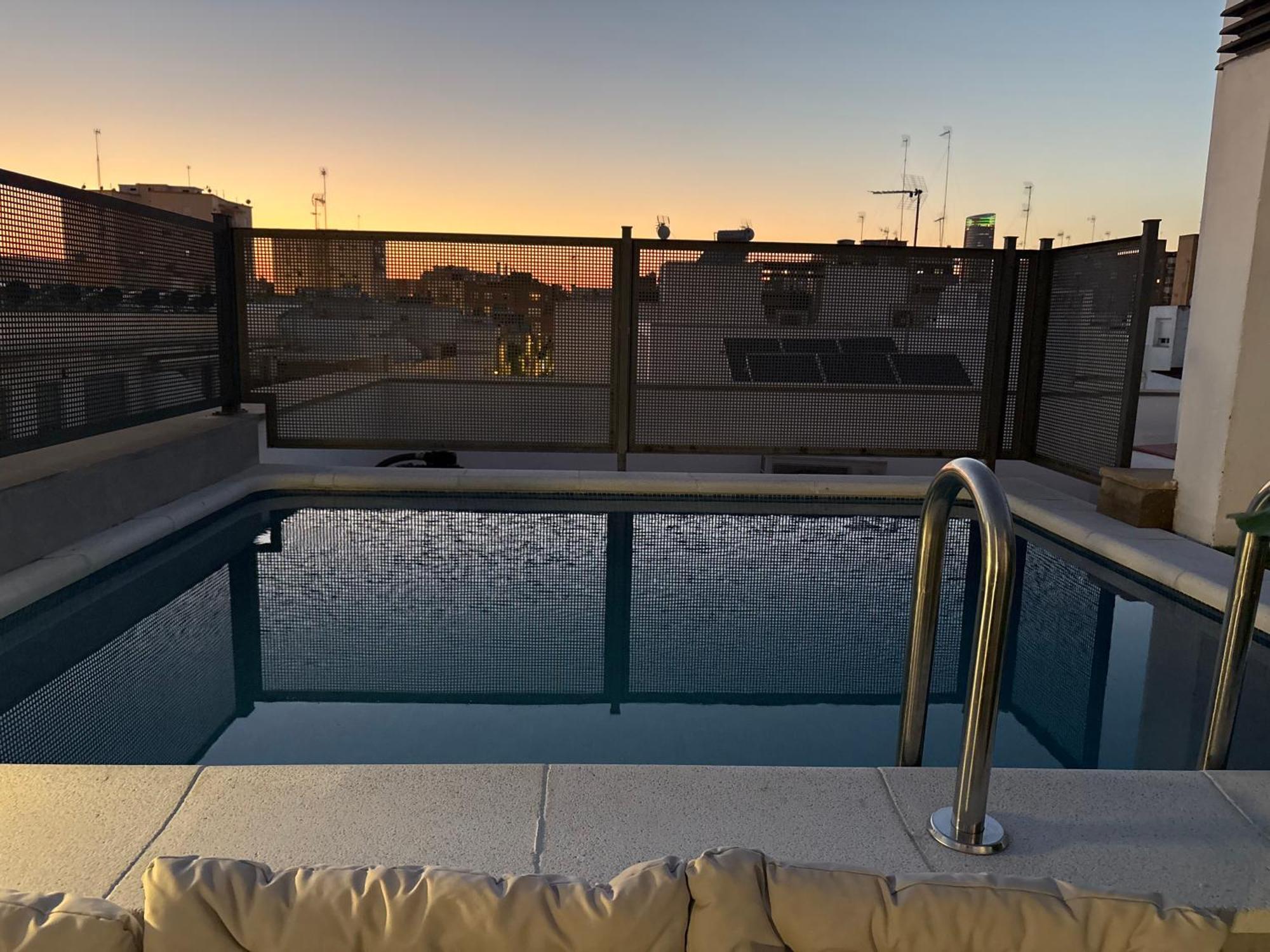 Atico Triana Con Piscina Privada Apartment Севиля Екстериор снимка